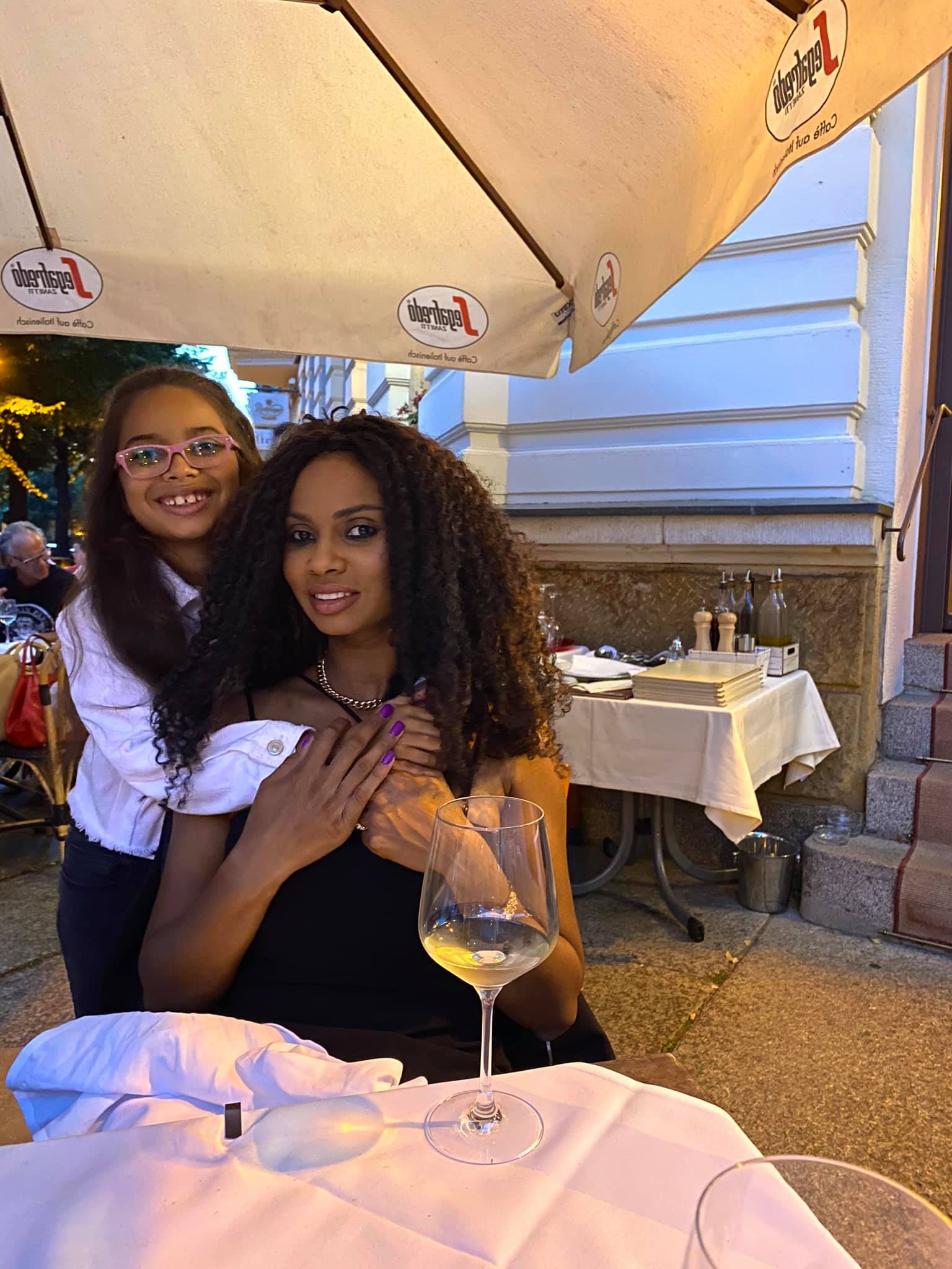 O vedetă din România, umilită de colegii de școală și de liceu: ”Mă făceau cioară și râdeau de mine la baie!”