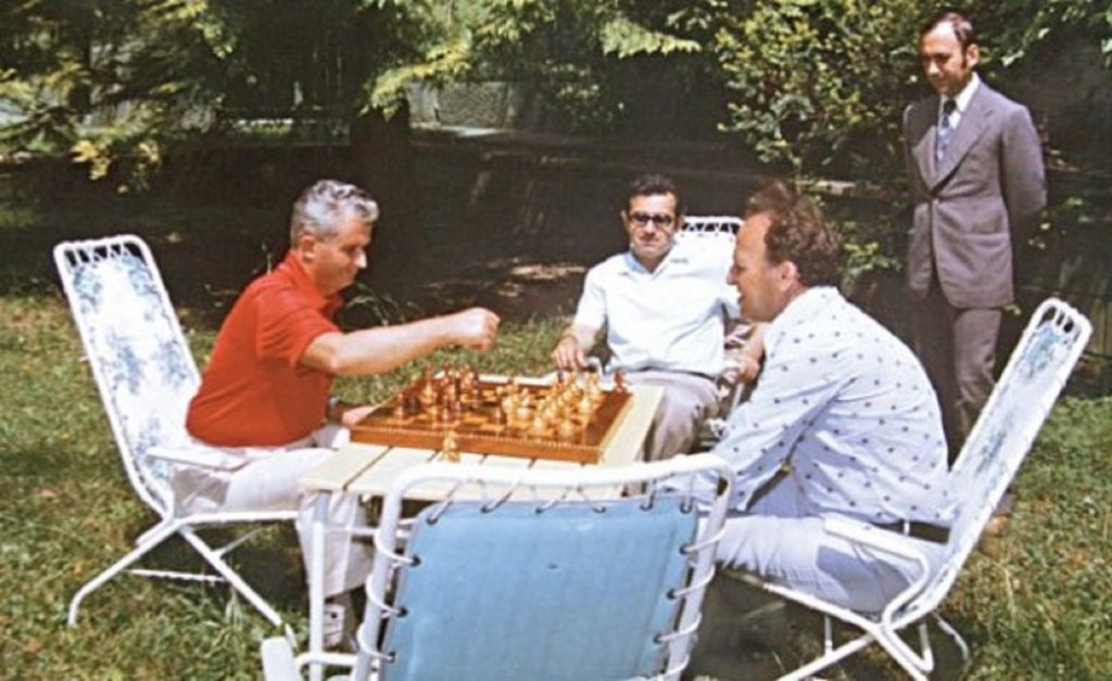 Masa de șah a lui Nicolae Ceaușescu, scoasă la licitație. N-o sa crezi cât este prețul de pornire