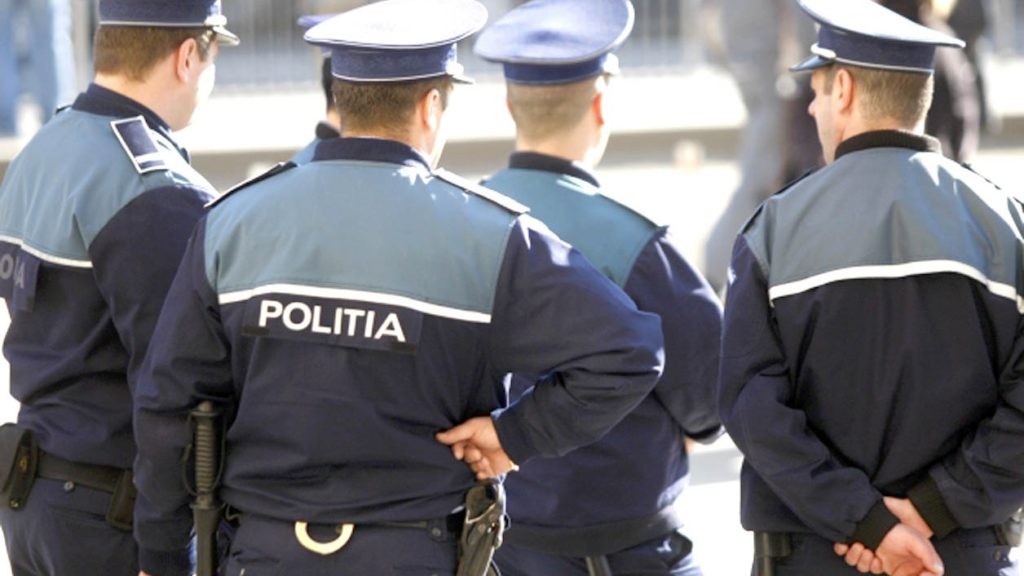 Fată de 15 ani, exploatată sexual de doi tineri din Dâmbovița. Ce informații șocante au descoperit polițiștii