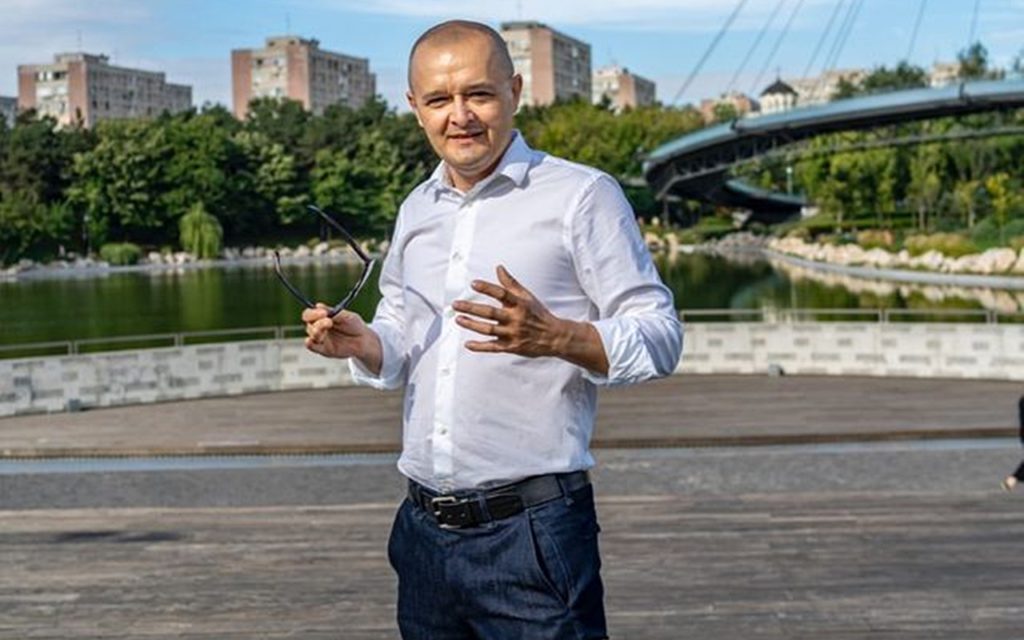 Un candidat la Primărie s-a filmat după ce s-a vopsit albastru. ”Apel disperat pentru Clotilde Armand”. VIDEO