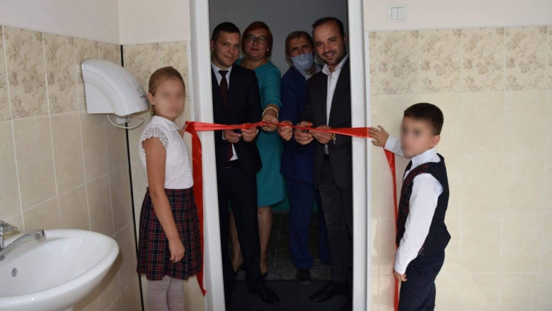 Locul în care, în 2020, s-a tăiat o panglică la inaugurarea unei toalete. Unde a avut loc acest moment bizar de care oficialitățile sunt tare mândre. FOTO