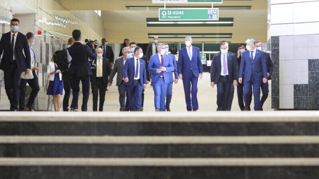 Femeia care l-a însoțit pe Klaus Iohannis la inagurarea metroului din Drumul Taberei. Ce au putut observa cei prezenți