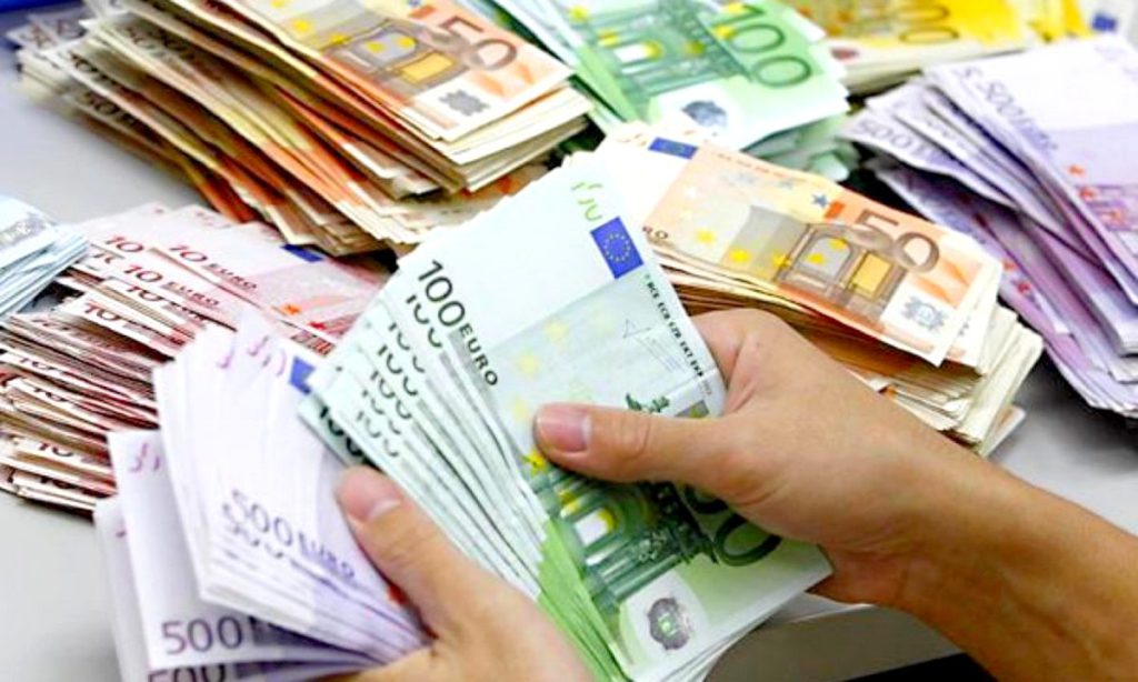 Ce a făcut un bărbat cu 180 de milioane de euro, după ce a câștigat la Loterie. Modul șocant prin care a rămas fără avere