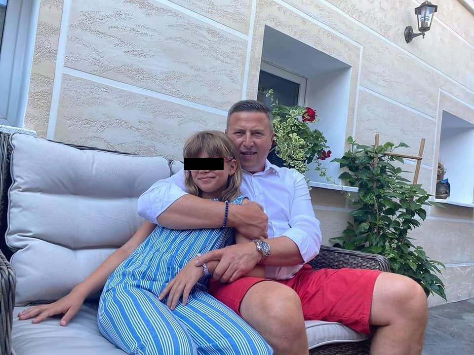 Ce se întâmplă acum cu fetița primarului din Sângeorz. Tatăl ei, Traian Ogâgău, este acuzat de umilirea și agresarea minorei