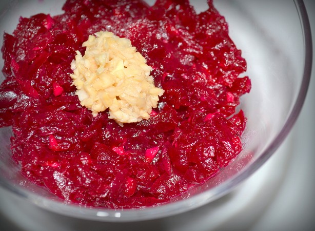 Cea mai bună salată de sfeclă cu hrean. E perfectă pentru mâncat în sezonul rece