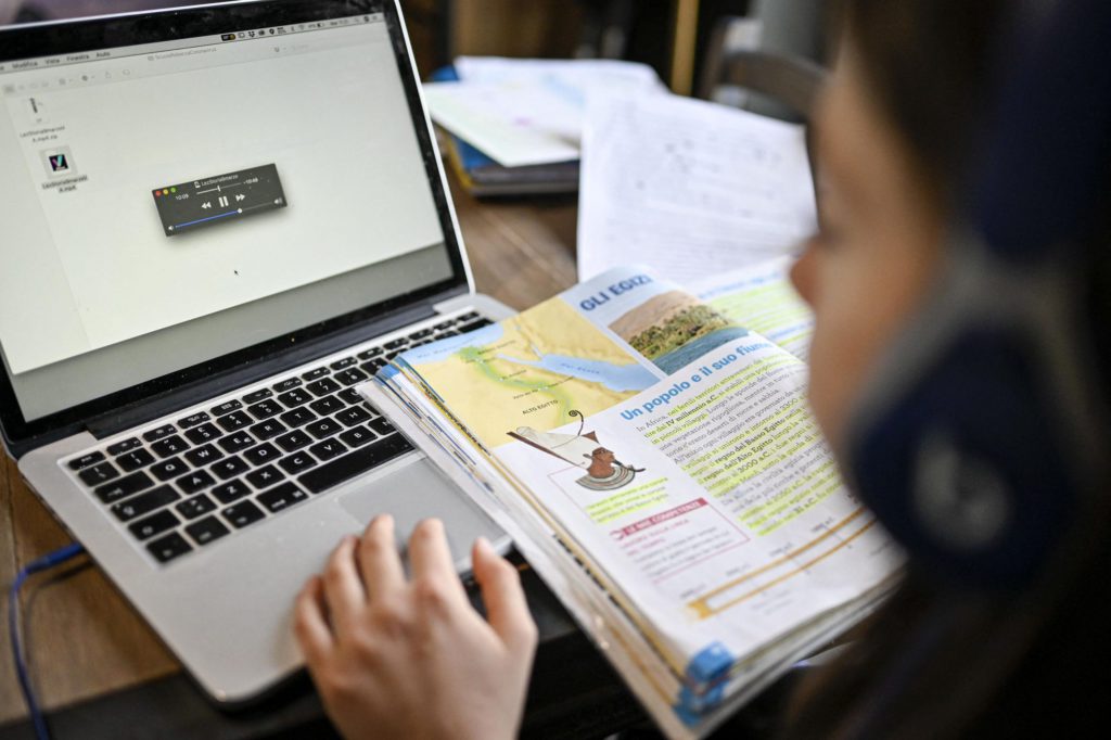 INTERVIU. Cum ne susținem copiii pentru școala online. Ce trebuie să facă părinții în această perioadă: „Să ne focusăm pe găsirea de soluții, pe accesarea acestei noi realități”