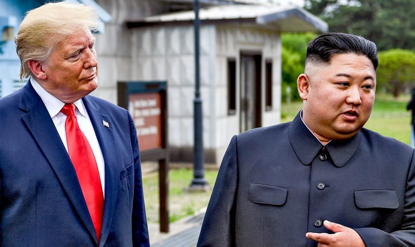 Donald Trump și Kim Jong Un, aproape de a declanșa un război atomic. SUA aveau în plan să folosească 80 de arme nucleare