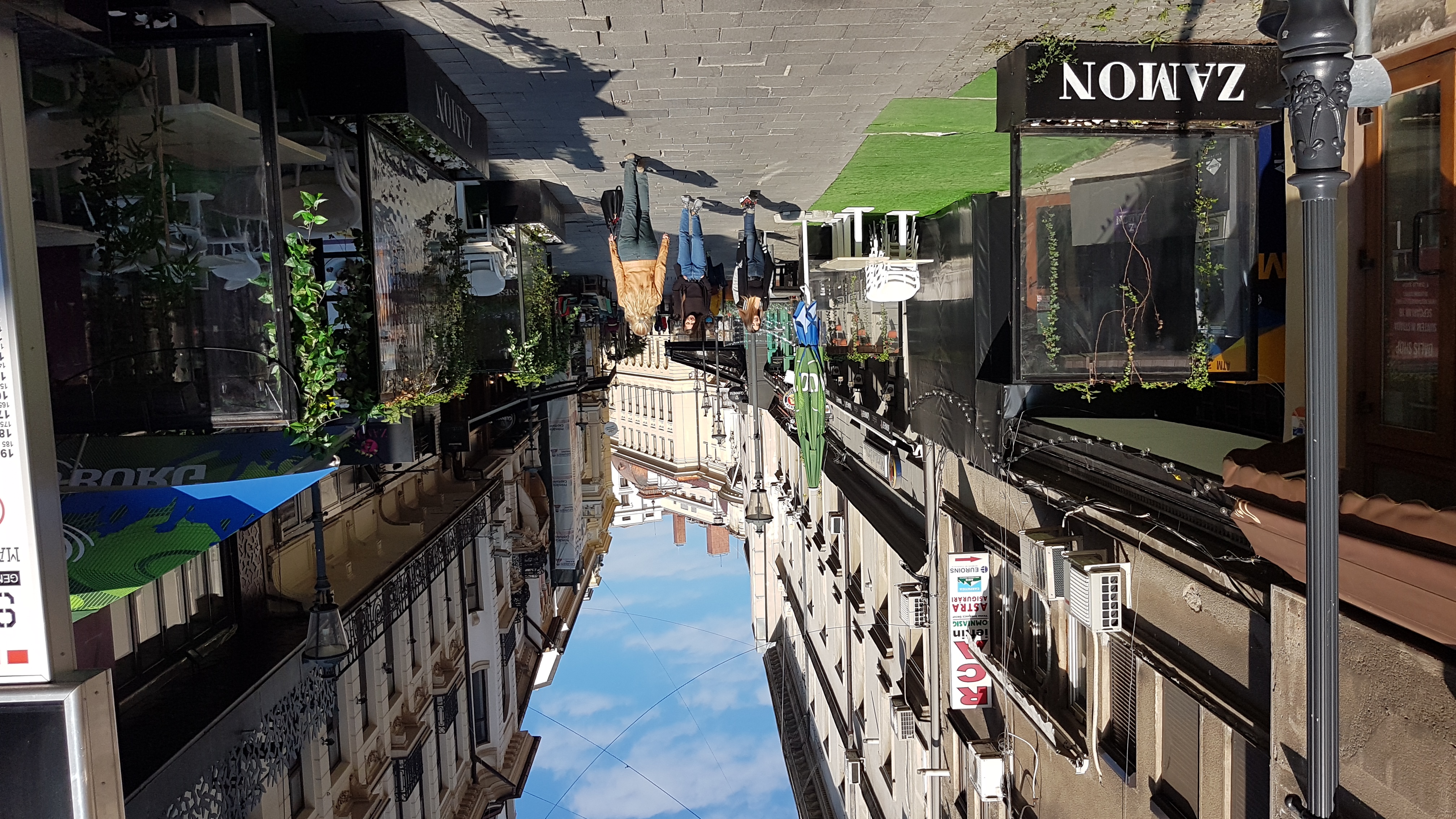 Reportaj. Bucureștiul cu mască și fără masă în interior. Cum văd bucureștenii noile reguli impuse de autorități