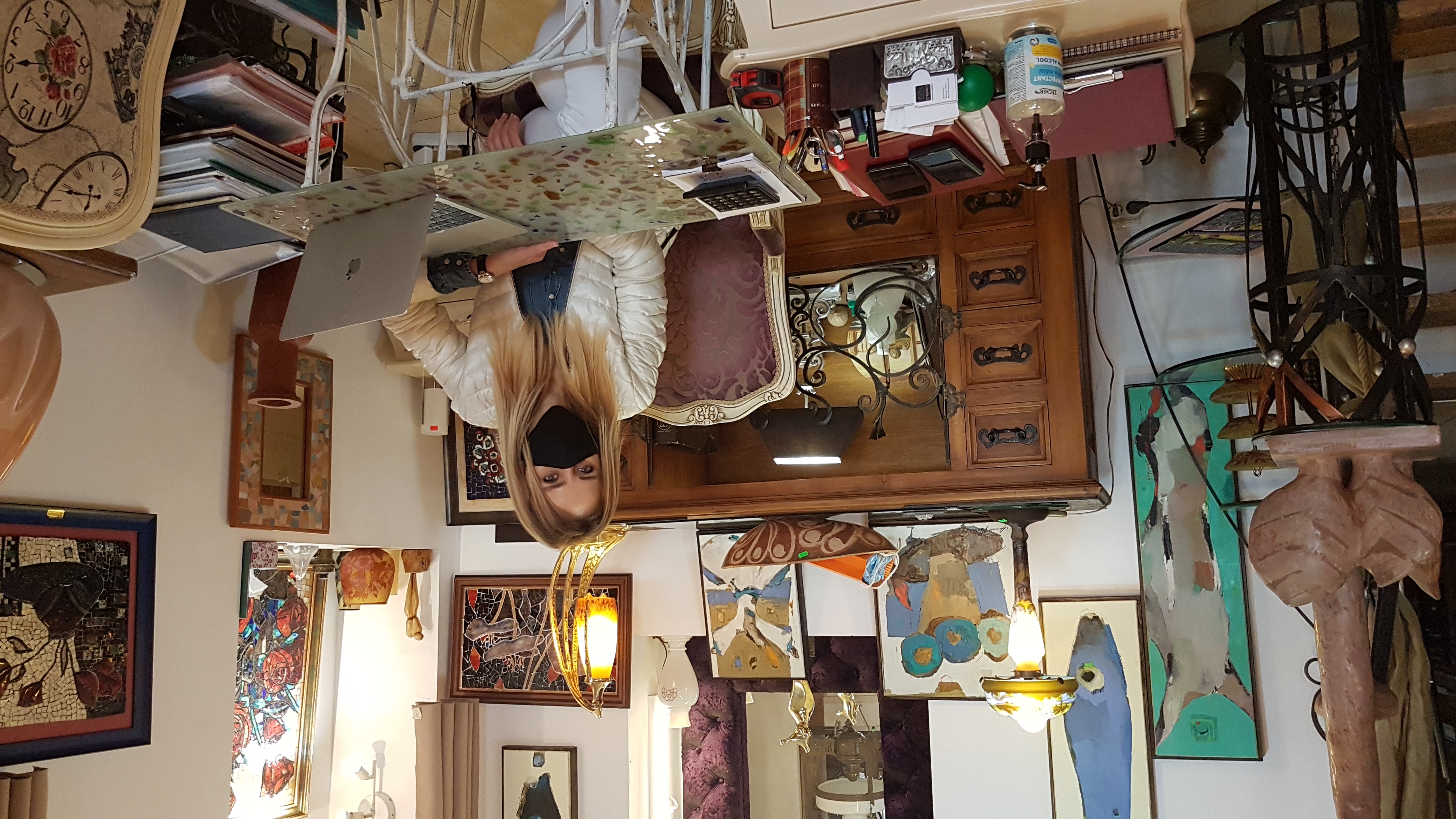 Georgiana Sincă - manager al unui magazin cu obiecte de artă