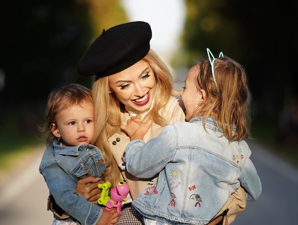 Andreea Bălan, despre provocările în a fi mamă singură a doi copii: „O dată pe săptămână cu tati și în rest cu mine! Mi-aș dori să fie mai mult, dar atât se dorește”