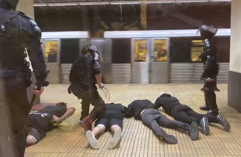 Scandal imens după ce Jandarmeria a bătut suporterii steliști la metrou. ”Ăsta este scopul lor, să dea cu gaze?”