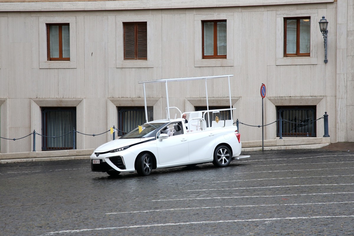 Ce mașină și-a luat Papa Francisc