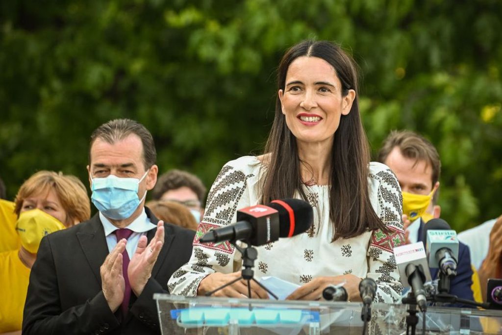 Clotilde Armand, prima reacție după apariția imaginilor din noaptea alegerilor. Cine sunt, de fapt, oamenii care umblă la buletinele de vot. Mesaj dur pentru Gabriela Firea