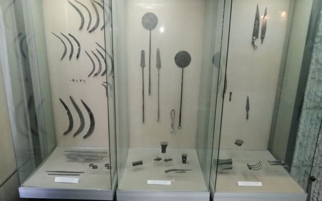 Uneltele și armele dacice expuse la Muzeul Județean din Botoșani foto - adevarul.ro