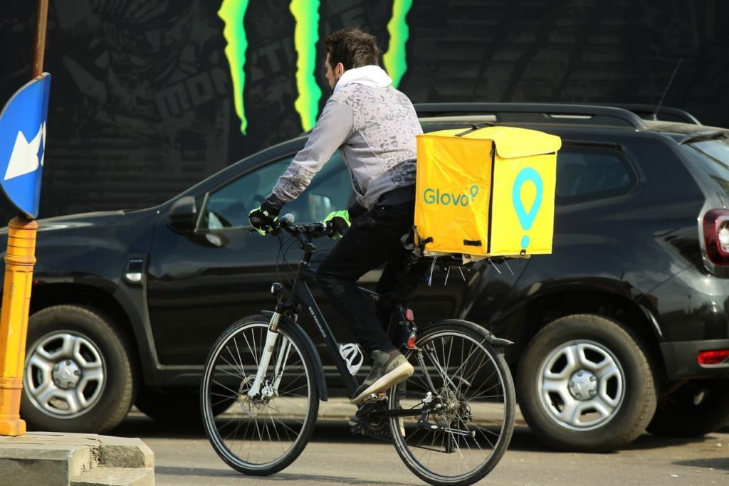 Cât câștigă un curier Glovo pe lună, dacă lucrează 5 zile pe săptămână