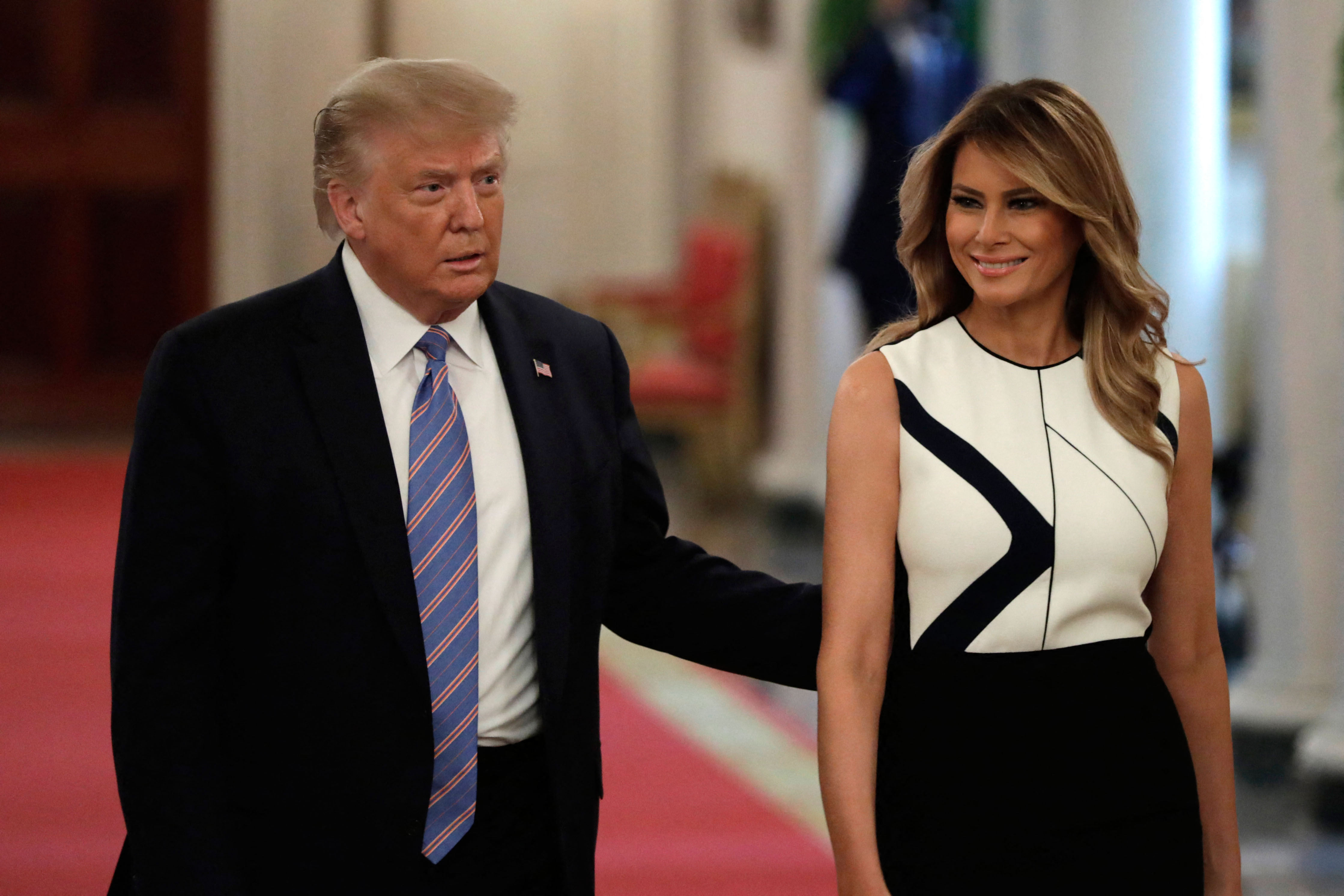 Melania Trump nu a vrut sa-l ia de mana pe sotul ei, presedintele american