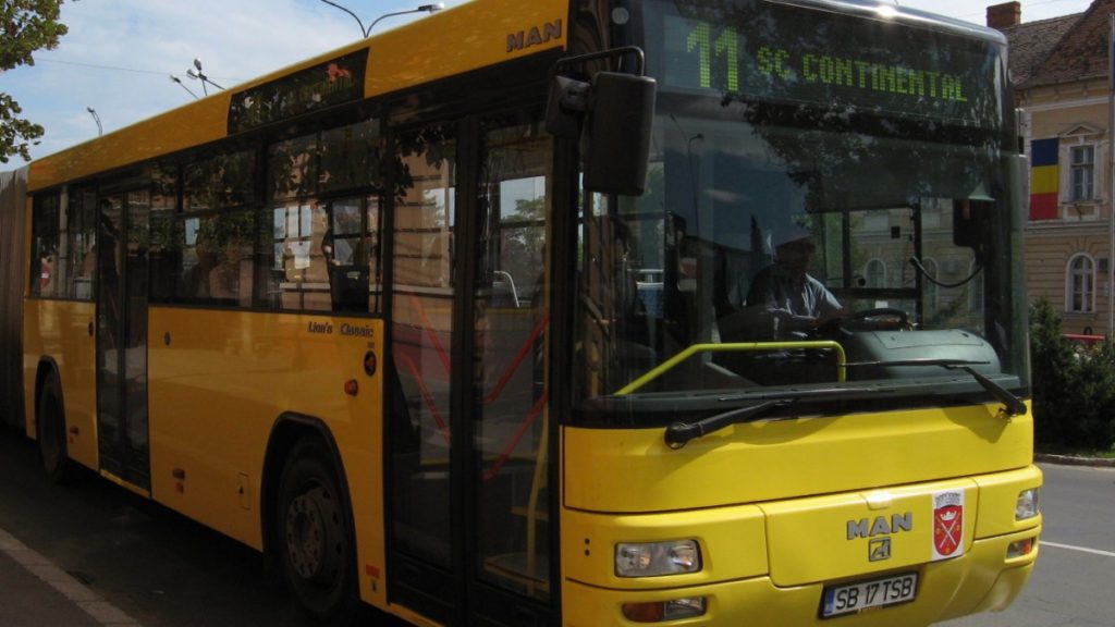 O femeie din Suceava a fost bătută cu pumnii și cu picioarele în autobuz pentru că a tușit. Nici Poliția n-a putut să împiedice scandalul