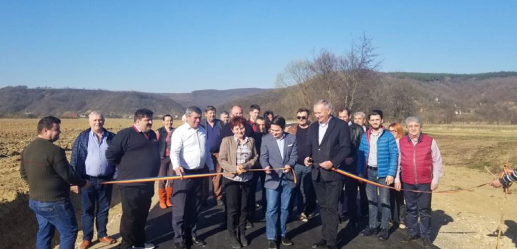 O primăriță din România a dansat cu patos pe o masă dintr-un local, înconjurată de colegii ei. Momentul a făcut furori VIDEO
