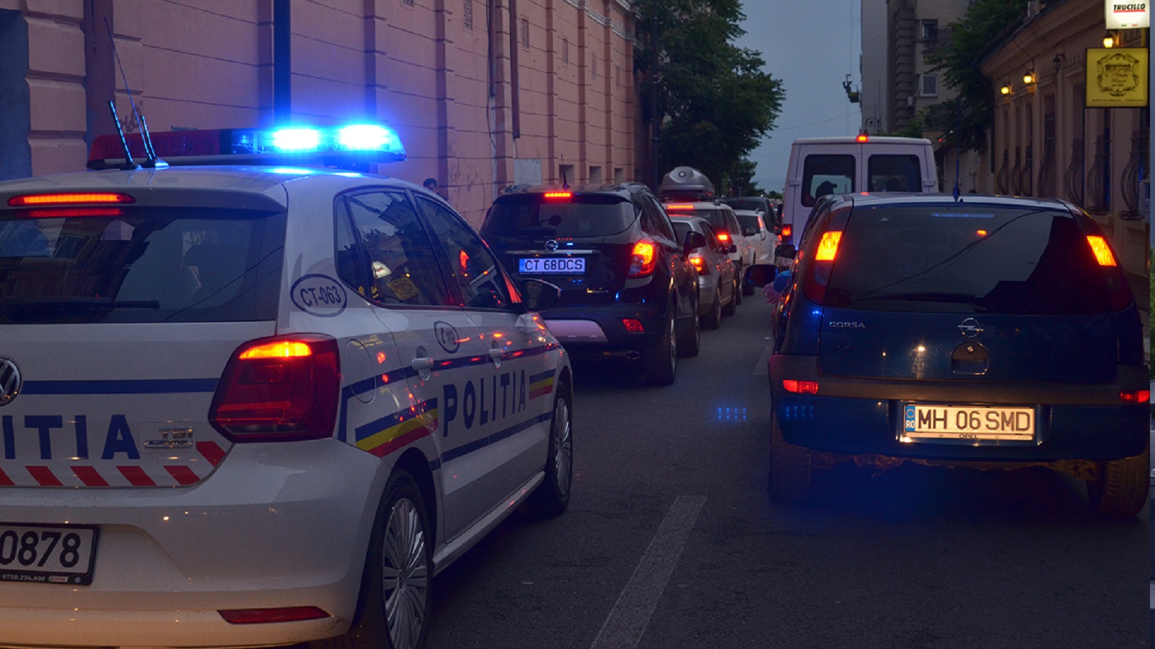 Opt elevi olimpici din Constanta au fost amendati de politisti, dupa ce au fost gasiti stand de vorba in curtea unei scoli