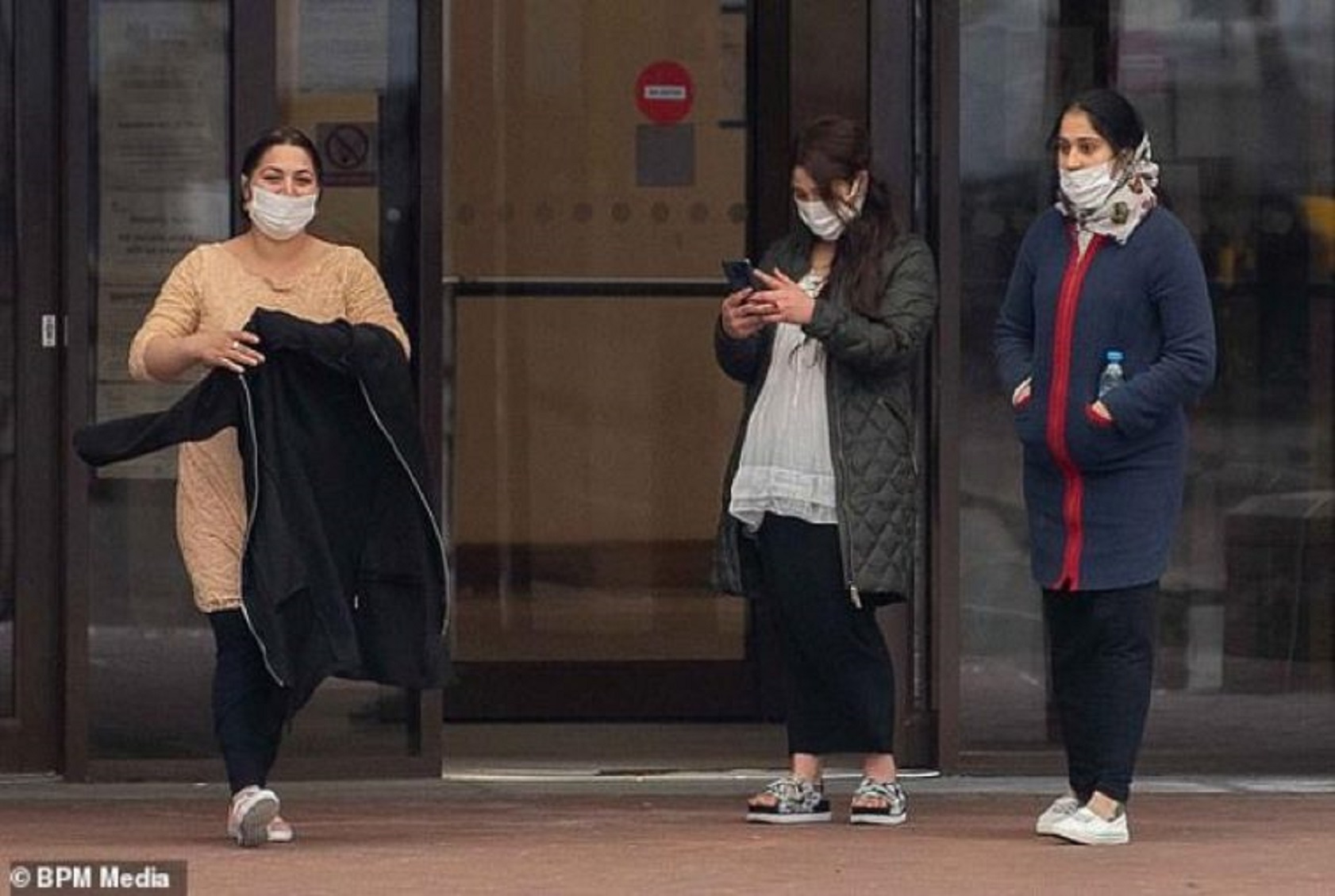 Patru romance prinse la furat de parfumuri in Marea Britanie