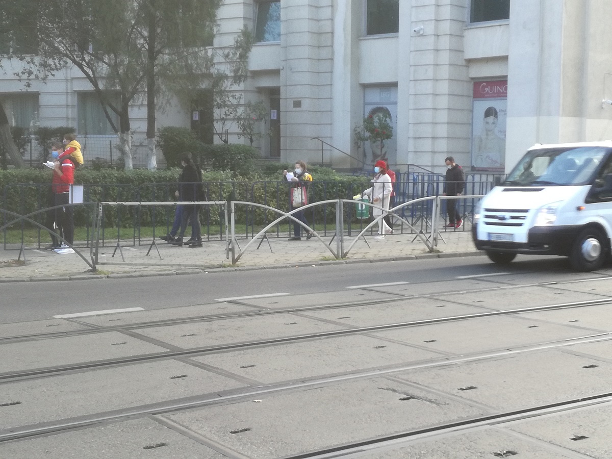 Oameni, la pelerinajul la moastele Sfantului Dumitru
