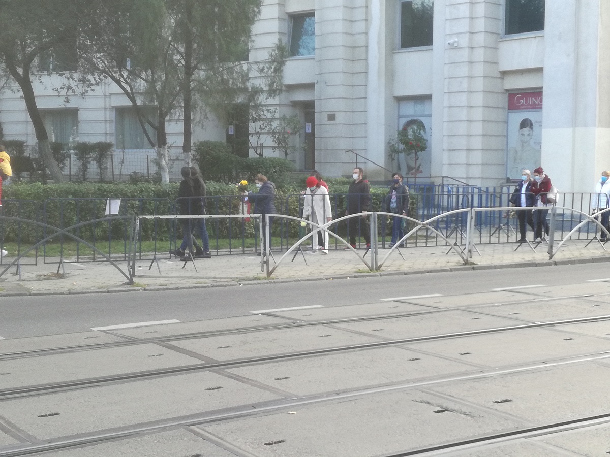 Oameni, la pelerinajul la moastele Sfantului Dumitru