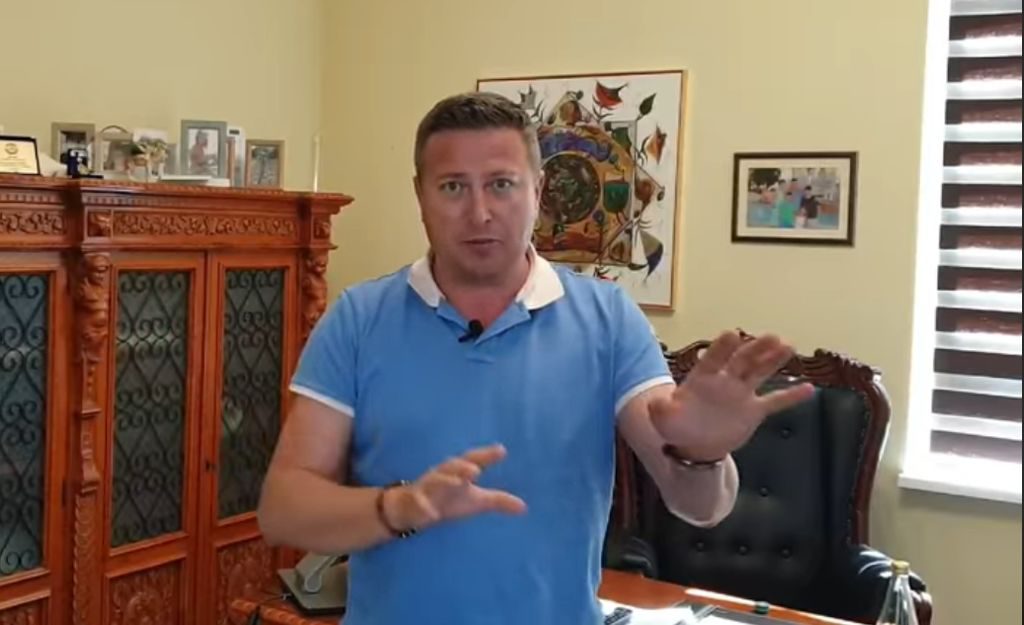 Primarul din Sângeorz Băi, lăsat fără mandat, după ce și-a umilit fiica de 14 ani. Cine îi va prelua atribuțiile