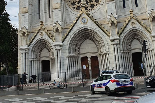 Francezii sunt șocați în urma atacului terorist de la Catedrala Notre Dame din Nisa
