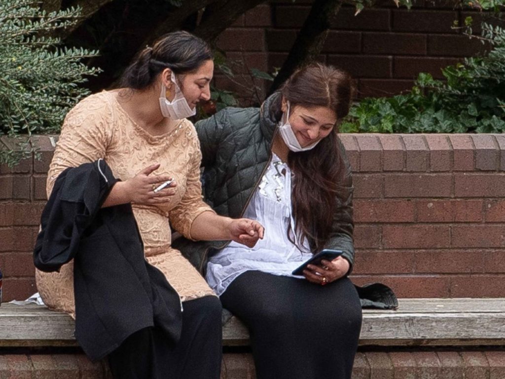 Patru românce au furat parfurmuri de 6.000 de lire sterline din Anglia. Explicația genială pe care au dat-o