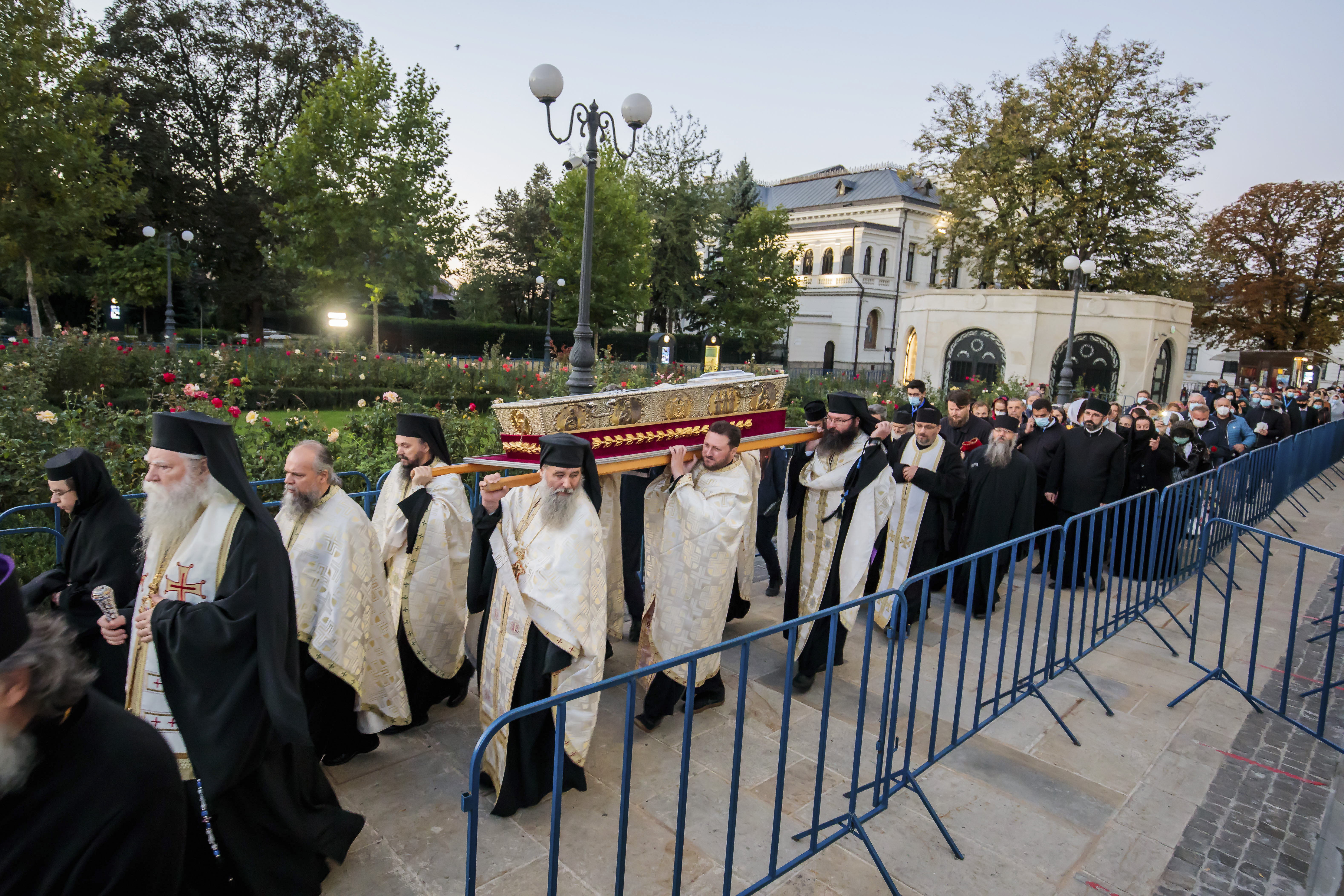 Preoții au depus moaștele Sfintei Cuvioase Parascheva în fața Catedralei Mitropolitane din Iași Foto - Inquam
