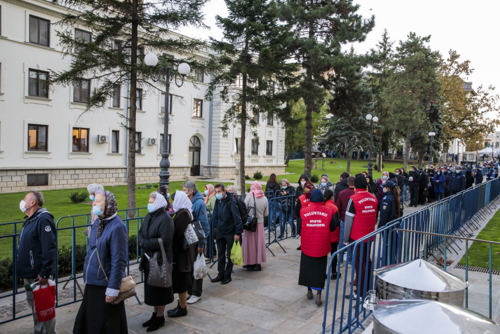 Scandal de proporții la moaștele Sfintei Parascheva. Credincioșii n-au ținut cont de nimic și au stârnit revolta. Ce se întâmplă acum la Iași