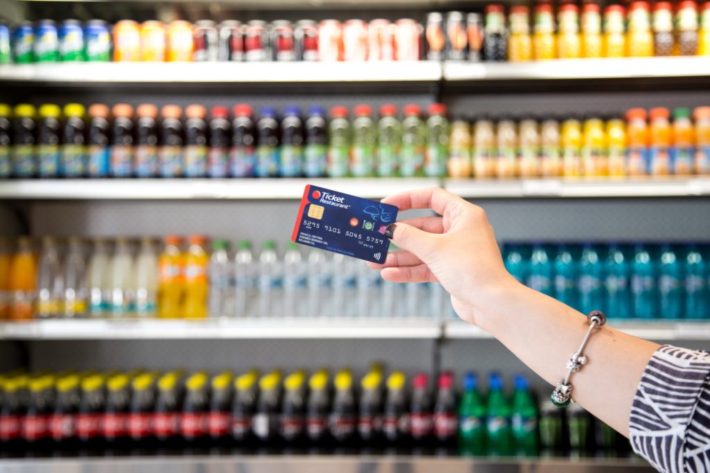 Tichetele de masă se regăsesc și sub forma unui card cu bonuri de masă electronice