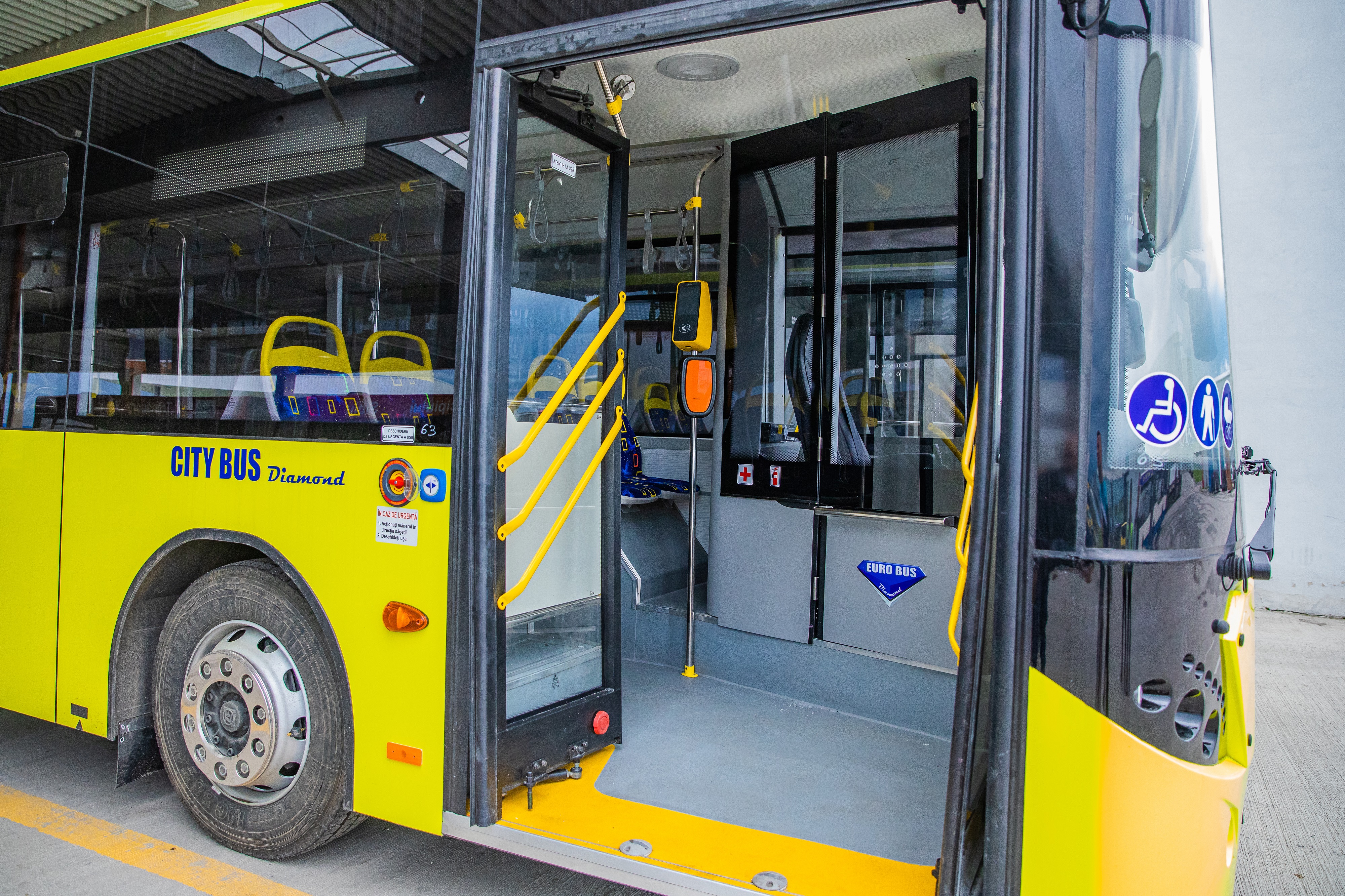O femeie din Suceava a fost bătută cu pumnii și cu picioarele în autobuz pentru că a tușit. Nici Poliția n-a putut să împiedice scandalul
