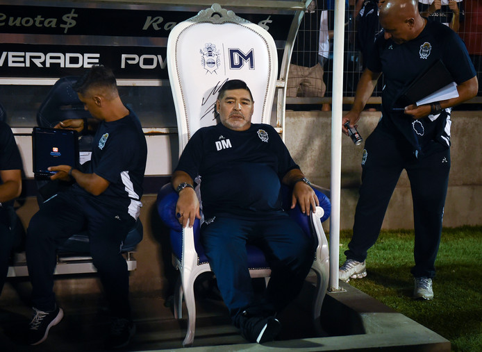 Maradona e Rege in Argentina. Tronul lui Maradona de la Gimnasia