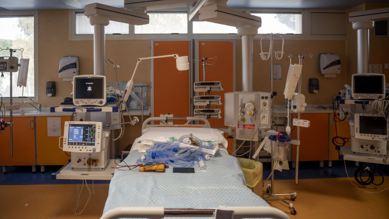 Virusul Covid-19 afectează tot mai rău starea psihică a oamenilor. Un ambulanțier s-a sinucis după ce a aflat că a fost infectat cu noul Coronavirus