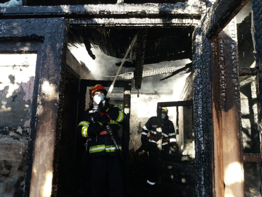 A decedat un alt pacient în urma incendiului din secţia ATI din Neamț
