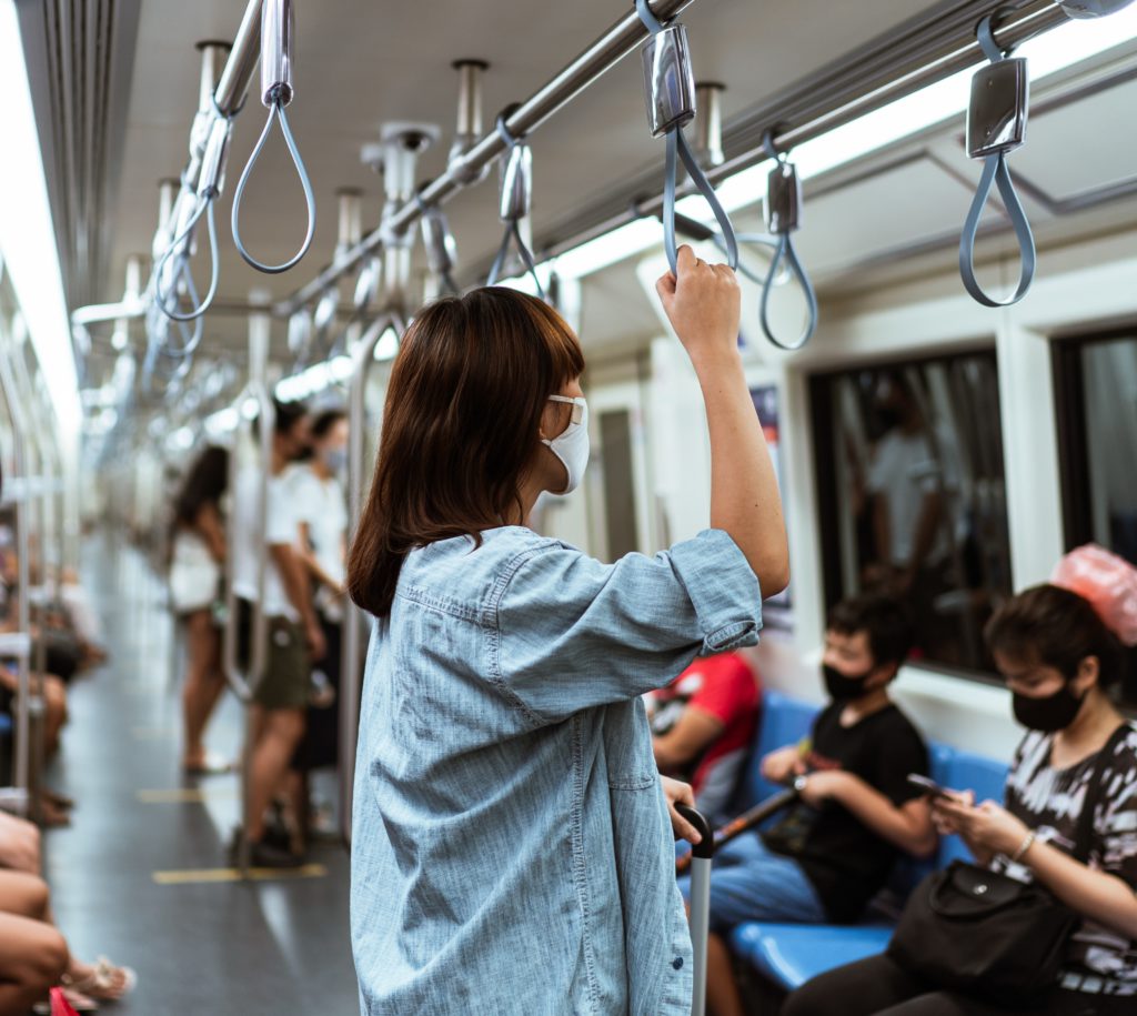 Ce nu trebuie să faceți în mijlocul de transport în comun în perioada pandemiei. Poate să devină un adevărat focar de infecție