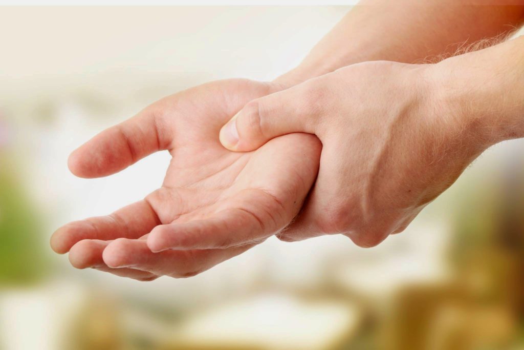 Ce se întâmplă dacă îți amorțesc mâinile des. Care sunt afecţiunile de care poți să suferi