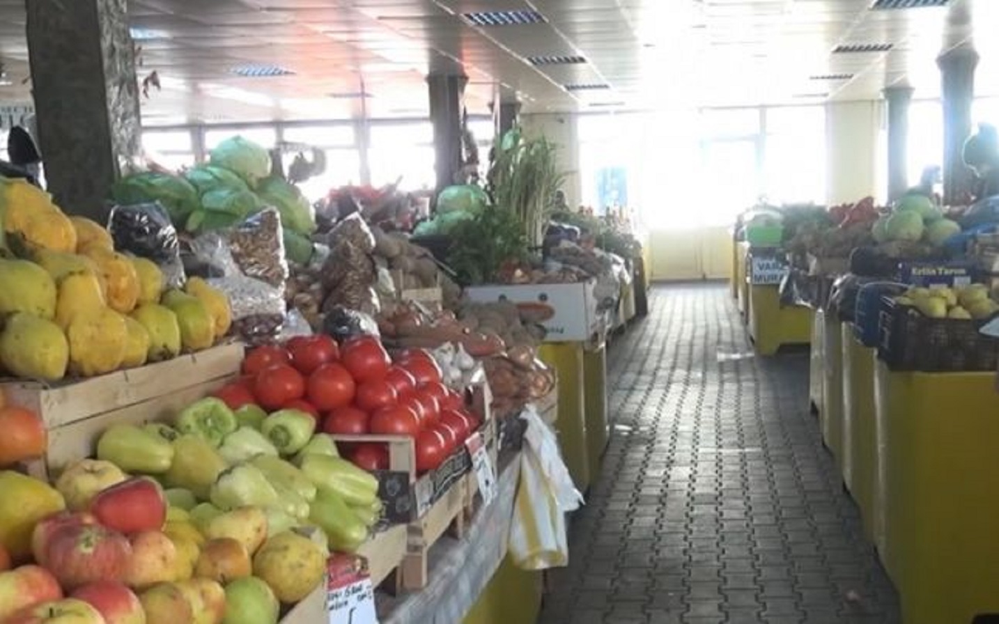 Comerciantii au revenit în piata inchisa din Ramnicu Valcea