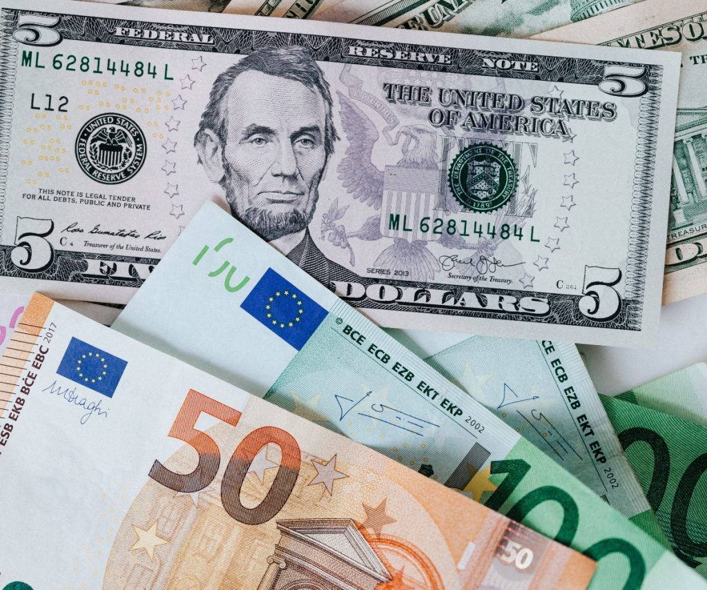 Curs valutar BNR joi 19 noiembrie. Valorile la care ajung euro și dolarul