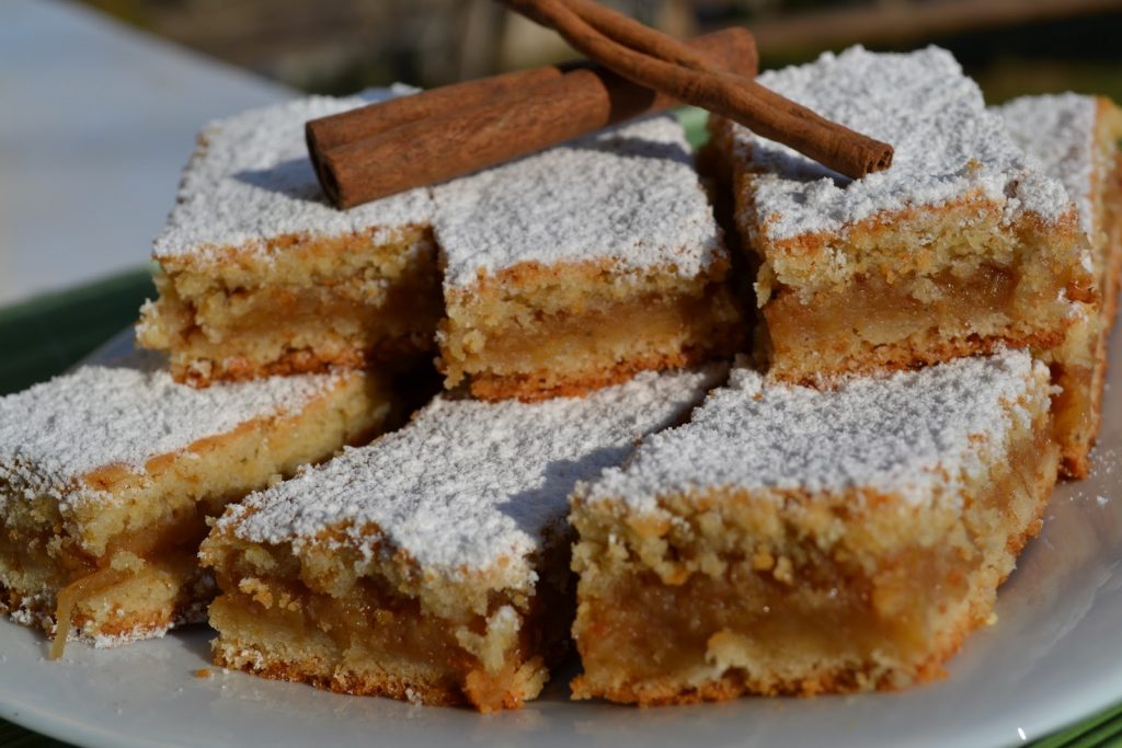 Prăjitură cu mere și scorțișoară, făcută cu foi de casă. Durează foarte puțin și e un adevărat deliciu