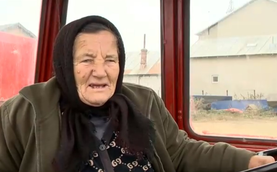 Ea este Tanti Mita, tractorista de 76 de ani de la Lunguletu. Conduce exemplar si nu vrea sa se opreasca aici. Povestea ei este emotionanta