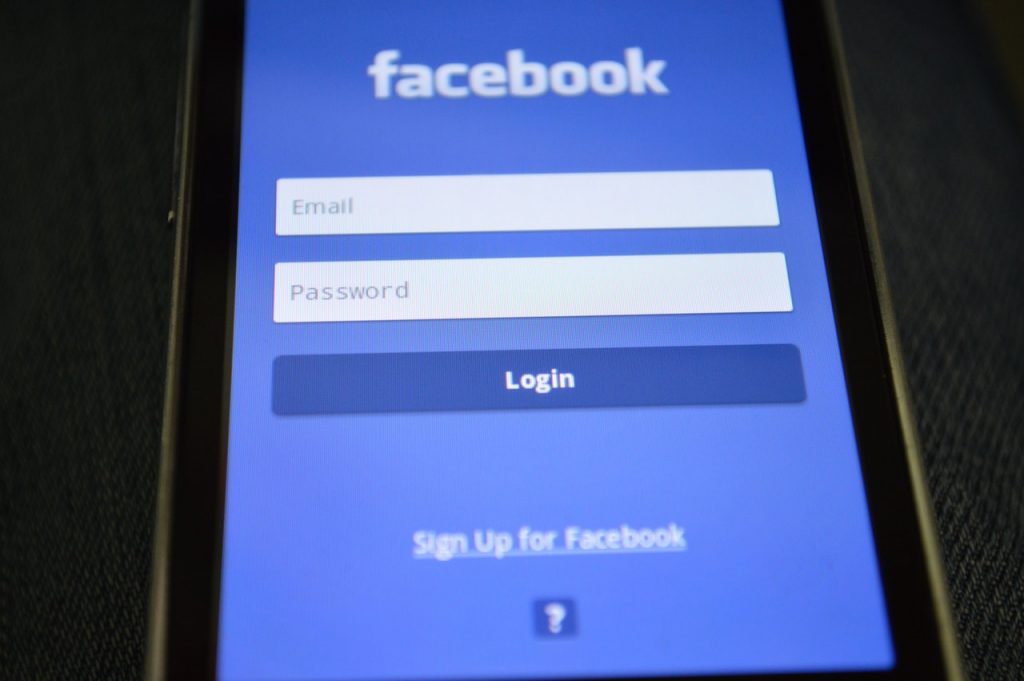 Un ieșean a postat pe facebook o poză cu sora lui, iar femeia s-a dus direct la Poliție. De ce a trebuit să-i plătească despăgubiri
