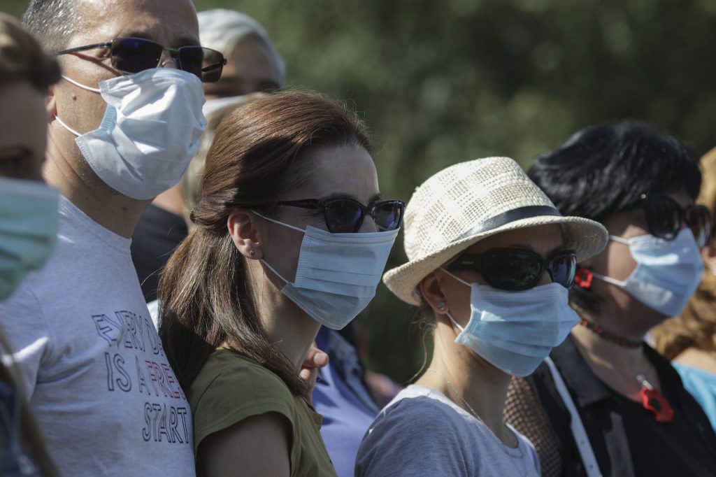 REPORTAJ. Care sunt măștile care nu ne protejează de coronavirus. Ce spun oficialii