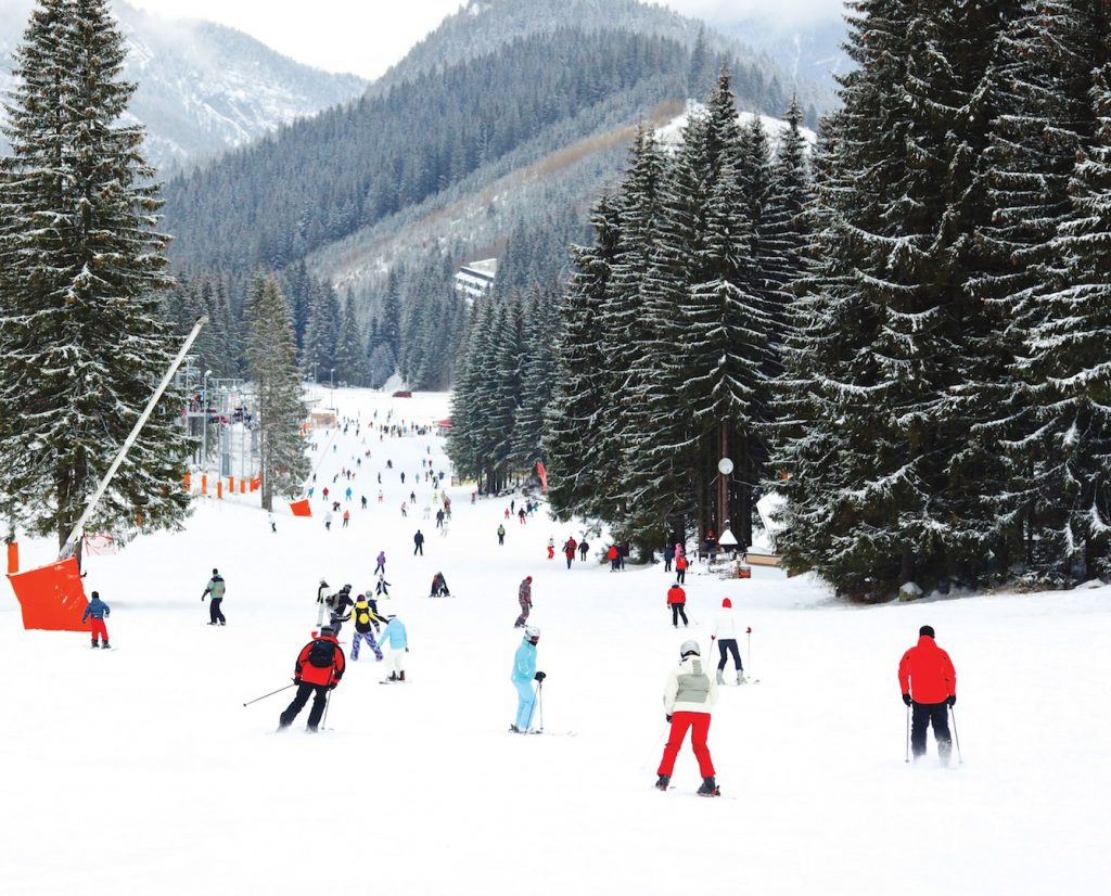 Totul despre restricțiile impuse pe pârtiile de ski! Când e obligatorie purtarea măștii și în ce situații se poate renunța la ea
