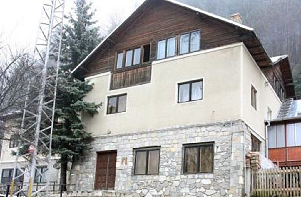 Conacul din Sinaia beneficiază de 15 camere și 2000 de metri pătrați de teren