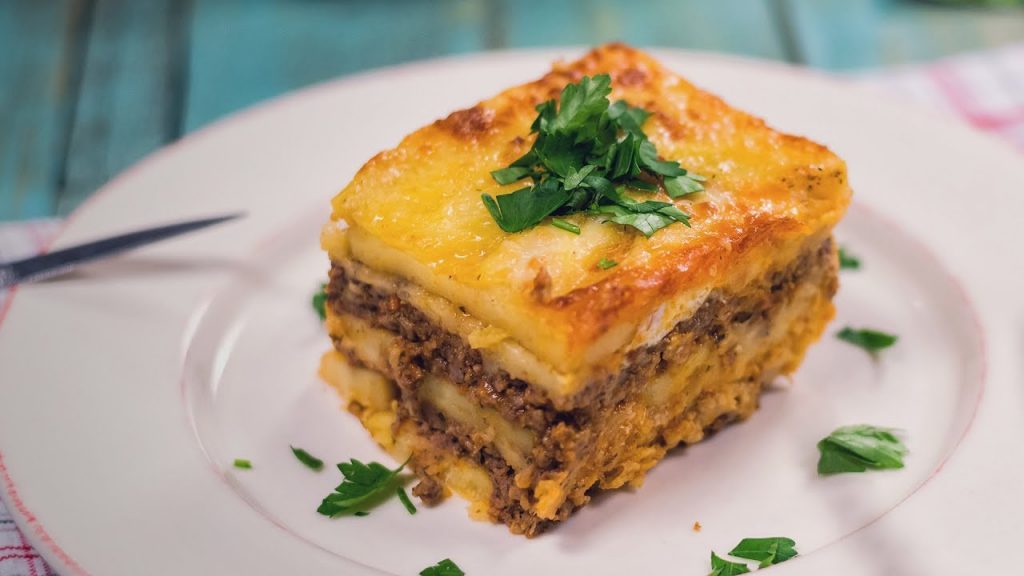 Rețeta de musaca de cartofi gratinată. Adaugă-i ingredientul secret pentru a avea gustul asemenea celei preperate de bunica
