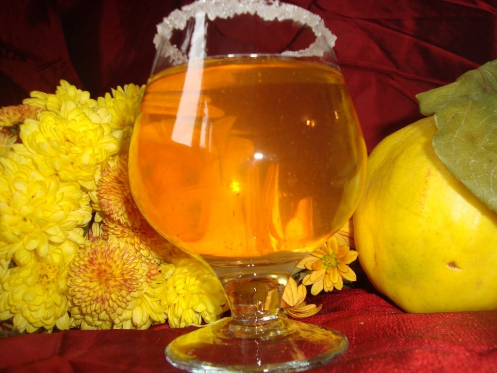 Rețetă lichior de gutui (gutuiată). Licoarea mai puțin știută de români, însă extrem de aromată