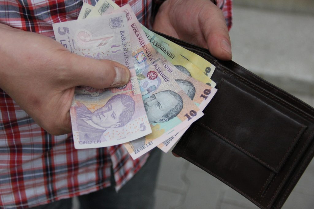 Românii care așteaptă mărirea de salariu au parte de o surpriză. Ce se întâmplă cu banii lor
