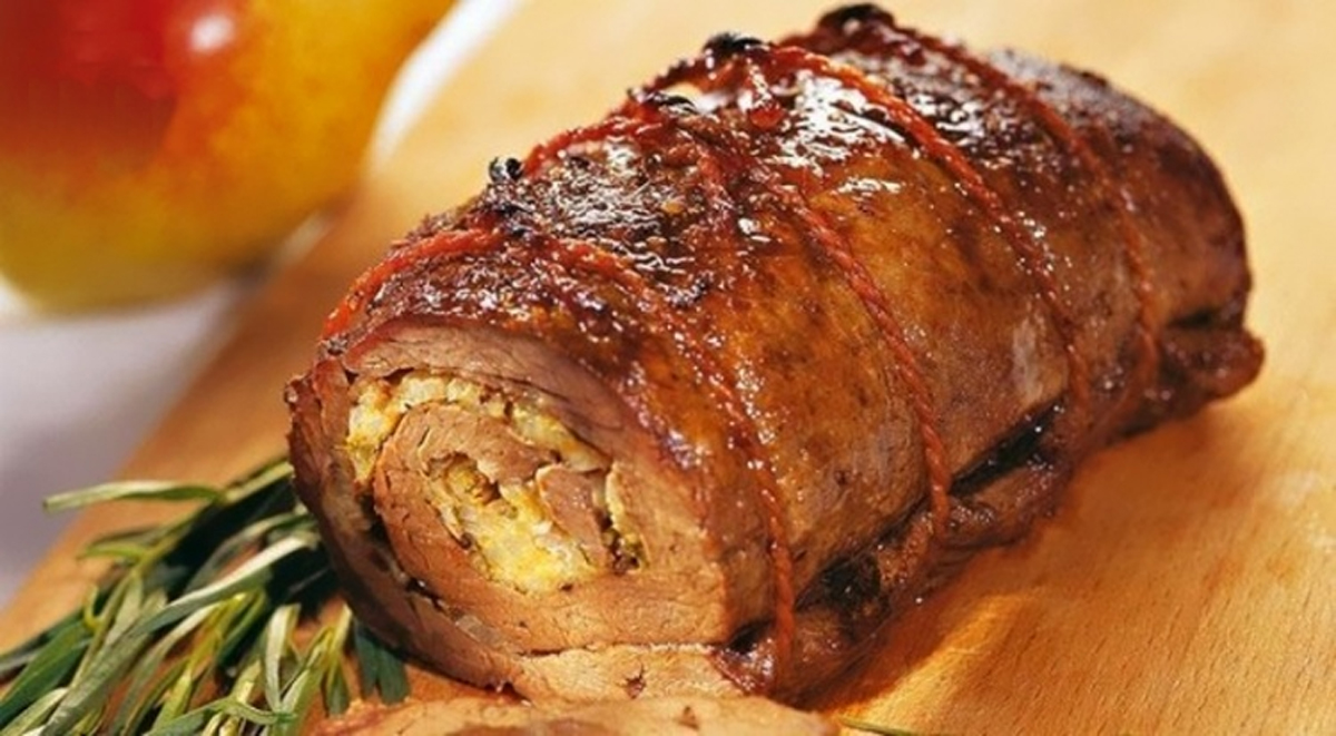 Rulada din carne de porc cu afumatura este una dintre retetele preferate ale romanului